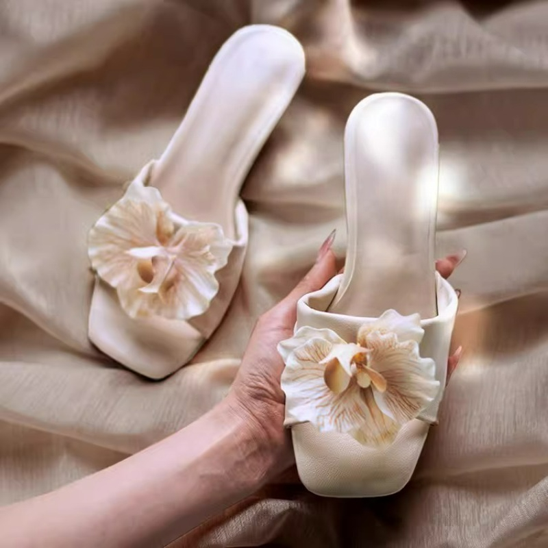 Streetwear Brand With Flowers - รองเท้าแตะผู้หญิงแบรนด์ดัง รุ่นใหม่ประจำฤดูร้อนปี 2026 ดีไซน์ดอกไม้สุดหรู รองเท้าลำลองแฟชั่น สวมใส่สบาย